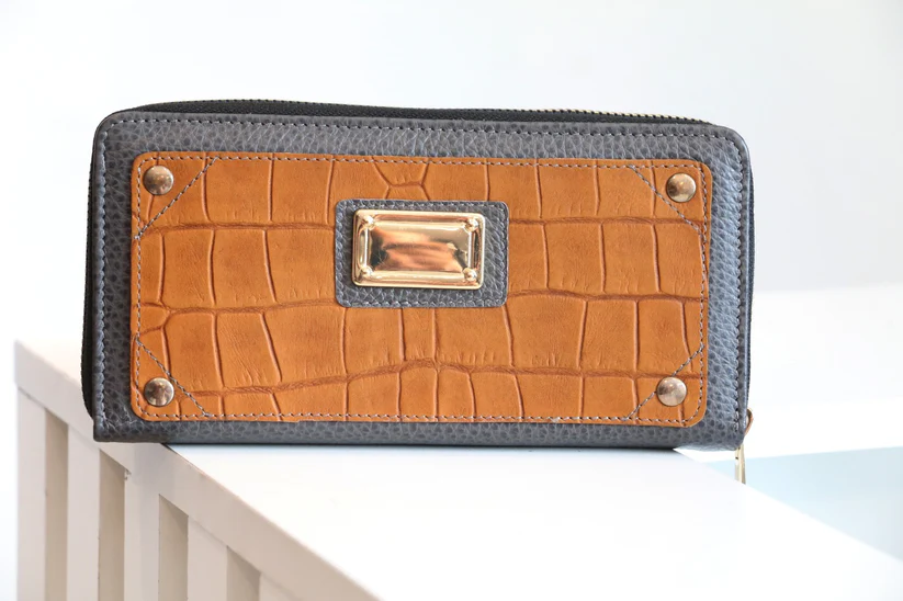 WhatsAppImage2025-07-27at1.51.44AM Premium Cowhide Ladies Wallet – Hand Carry Design - Image 1